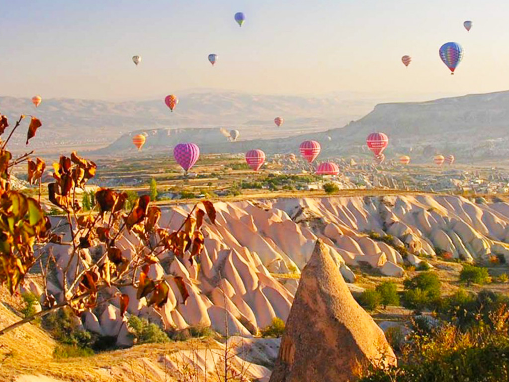 21 most impressive places in the world : An astonishing image capturing an gorgeous landscape. Its colors are striking and blend ideally. Its composition looks fantastic, with its features are very clear.