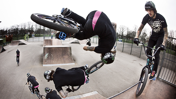 This is the most polite robber youve ever seen