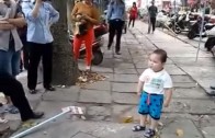 Chinese toddler defends his grandma with a pipe